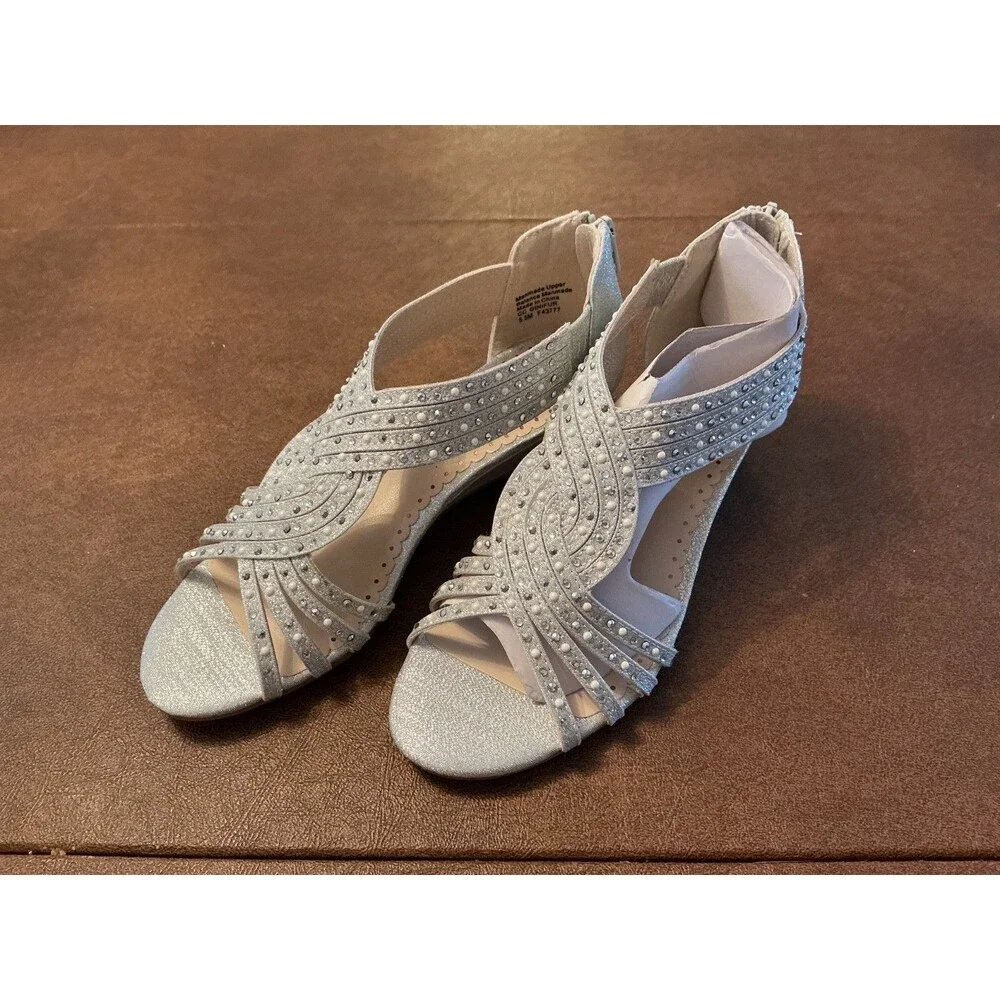 Charter club women's dress shoes in silver size 5.5 Summer shoe